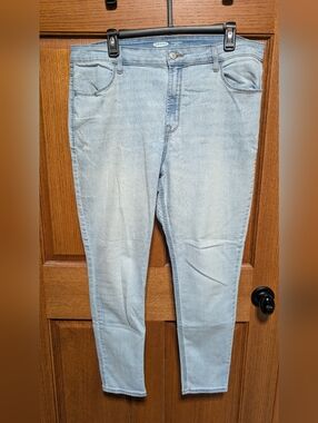 Old Navy Light Wash Cropped Ankle Jeans